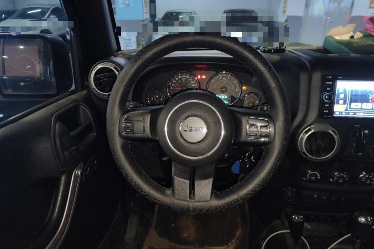 Used Jeep Wrangler 2014 2.8TD Sahara Four-Door Edition Steering Wheel