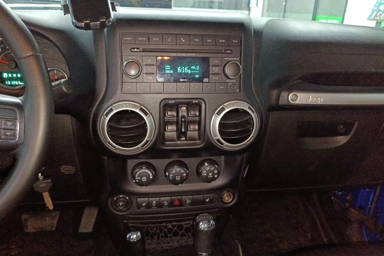 Used Jeep Wrangler 2014 3.0L Sahara Four-Door Edition Audio And AC Panel