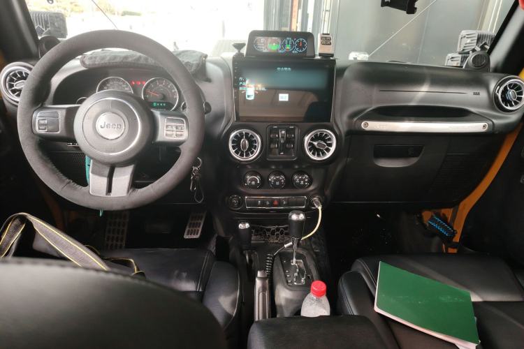 Used Jeep Wrangler 2014 3.0L Sahara Four-Door Edition Center Console