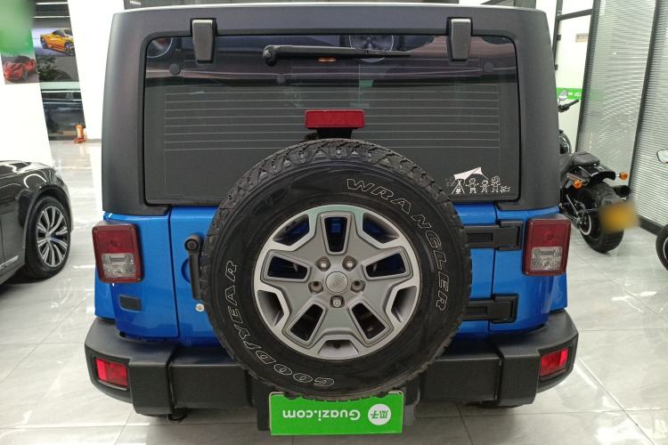 Used Jeep Wrangler 2014 3.0L Sahara Four-Door Edition Exterior 4