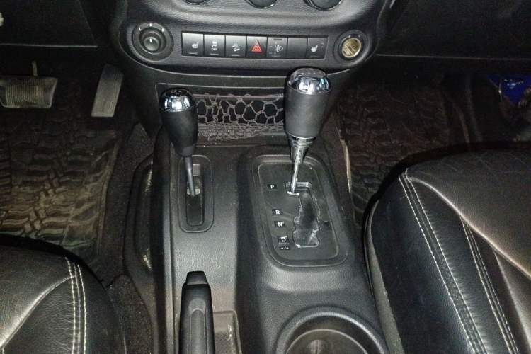 Used Jeep Wrangler 2014 3.0L Sahara Four-Door Edition Gear Lever