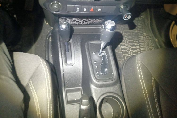 Used Jeep Wrangler 2014 3.0L Sahara Four-Door Edition Gear Lever