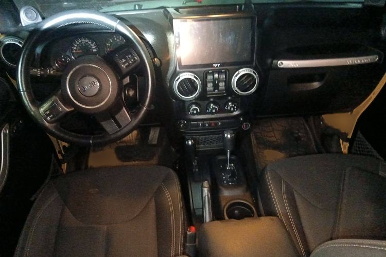 Used Jeep Wrangler 2014 3.0L Sahara Four-Door Edition Interior 2
