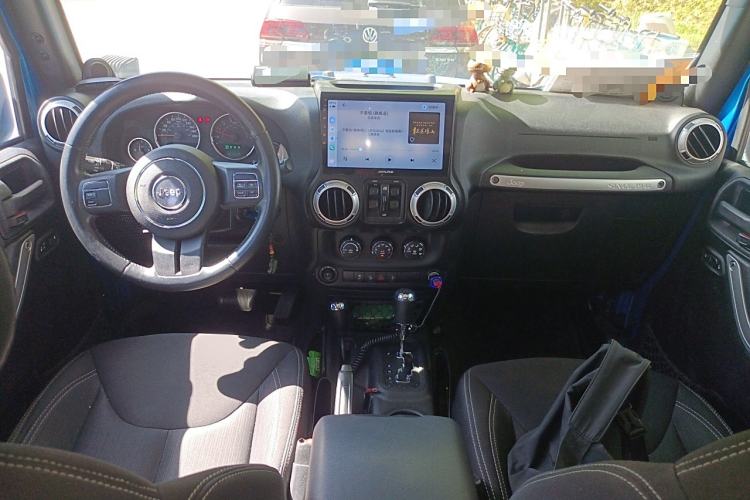 Used Jeep Wrangler 2014 3.0L Sahara Four-Door Edition Interior 2