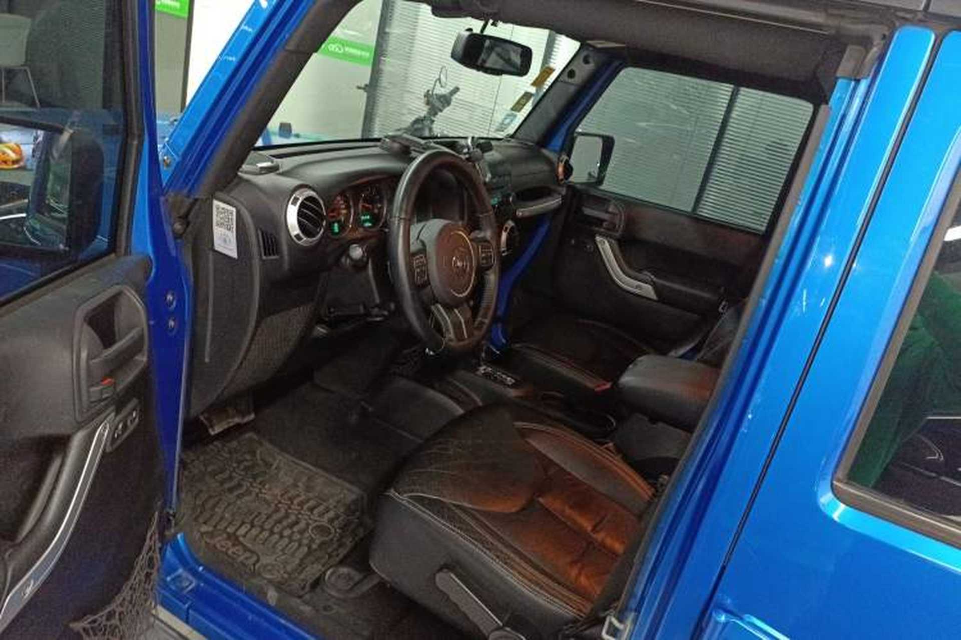 Used Jeep Wrangler 2014 3.0L Sahara Four-Door Edition Interior 3