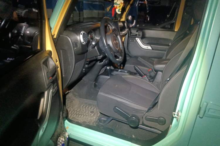 Used Jeep Wrangler 2014 3.0L Sahara Four-Door Edition Interior 3