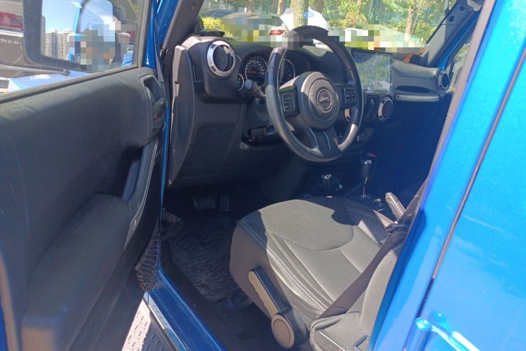 Used Jeep Wrangler 2014 3.0L Sahara Four-Door Edition Interior 3