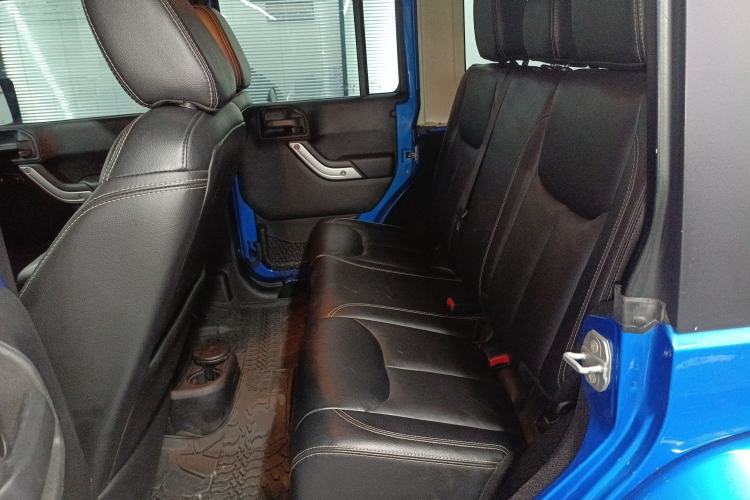 Used Jeep Wrangler 2014 3.0L Sahara Four-Door Edition Interior 4