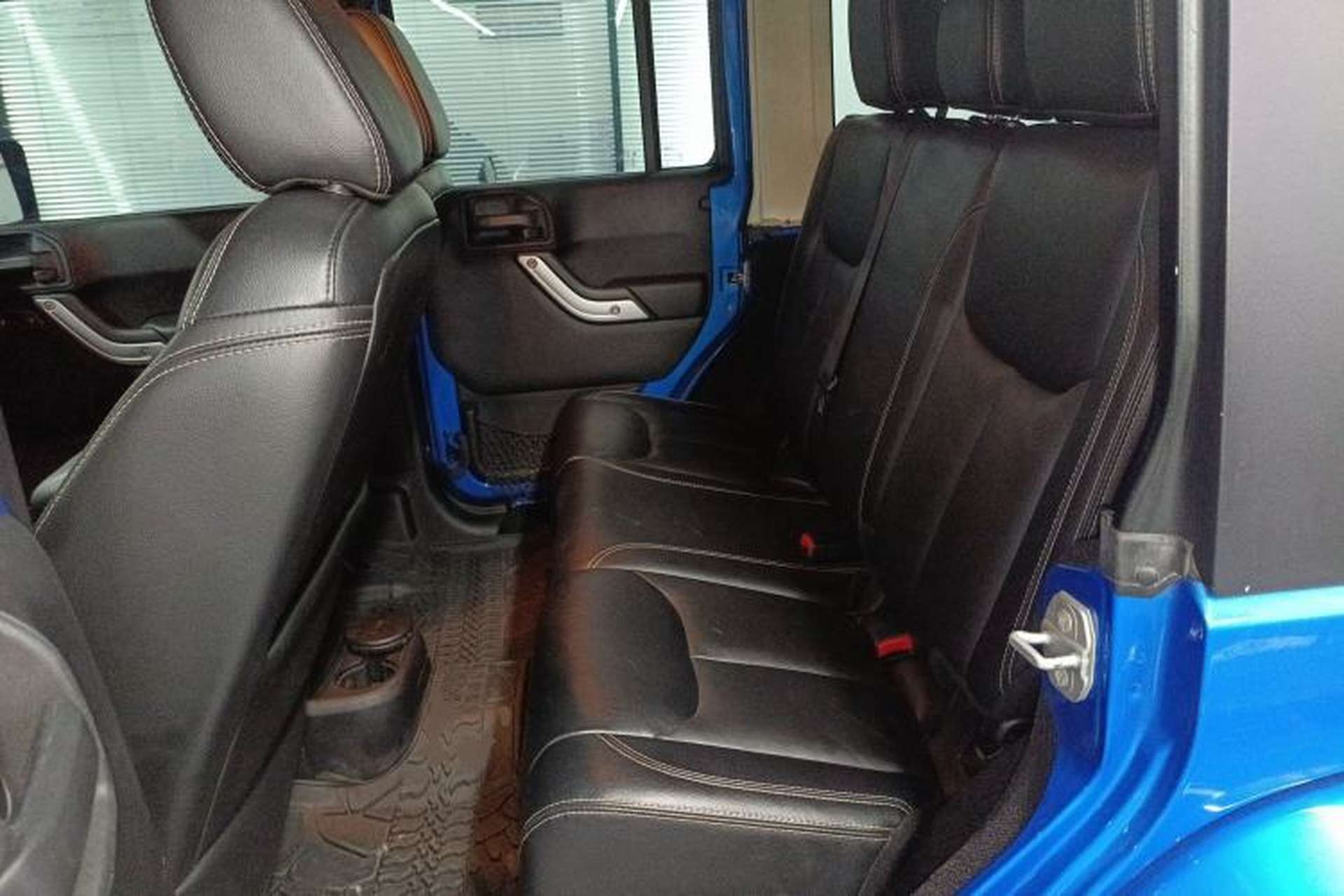 Used Jeep Wrangler 2014 3.0L Sahara Four-Door Edition Interior 4