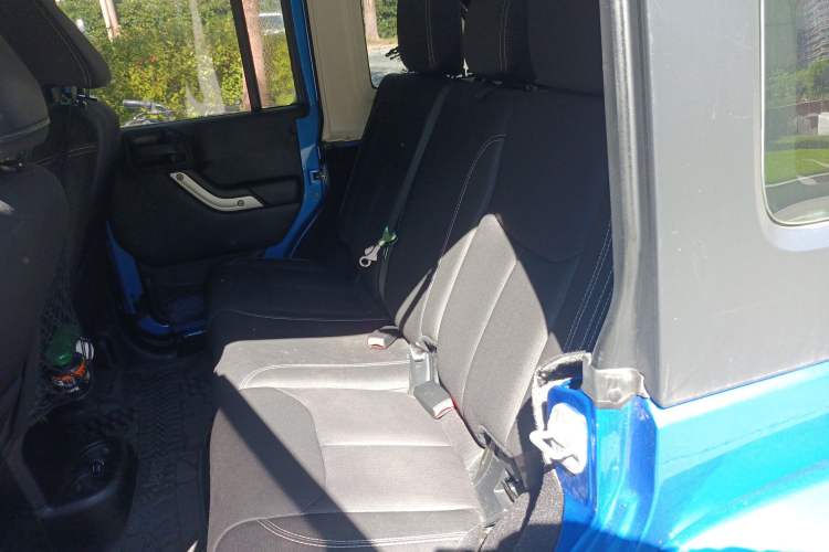 Used Jeep Wrangler 2014 3.0L Sahara Four-Door Edition Interior 4