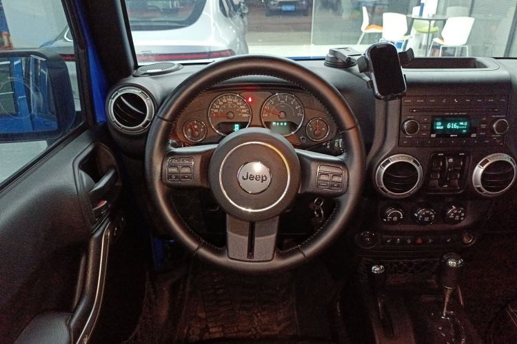 Used Jeep Wrangler 2014 3.0L Sahara Four-Door Edition Steering Wheel