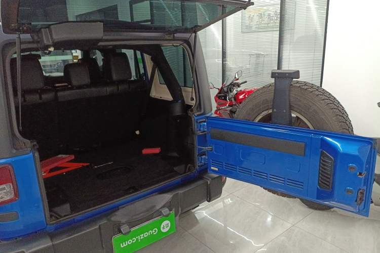 Used Jeep Wrangler 2014 3.0L Sahara Four-Door Edition Trunk