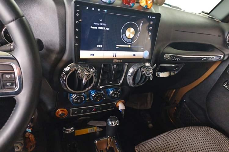 Used Jeep Wrangler 2014 3.0L Sahara Four-Door Edition Audio And AC Panel