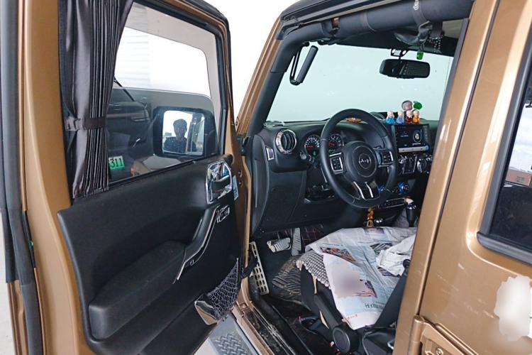 Used Jeep Wrangler 2014 3.0L Sahara Four-Door Edition Driver Seat