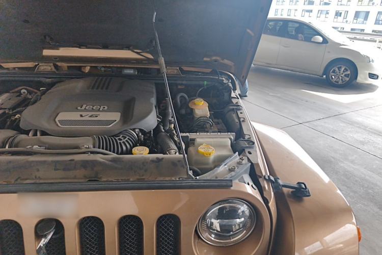 Used Jeep Wrangler 2014 3.0L Sahara Four-Door Edition Engine Bay Left