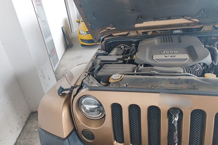 Used Jeep Wrangler 2014 3.0L Sahara Four-Door Edition Engine Bay Right