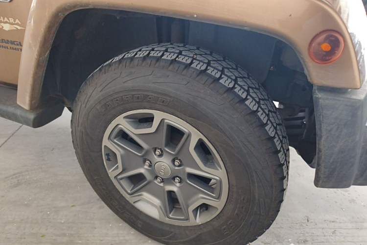 Used Jeep Wrangler 2014 3.0L Sahara Four-Door Edition Right Front Wheel Hub