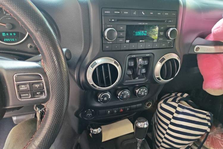 Used Jeep Wrangler 2014 3.0L Sahara Four-Door Edition Audio And AC Panel