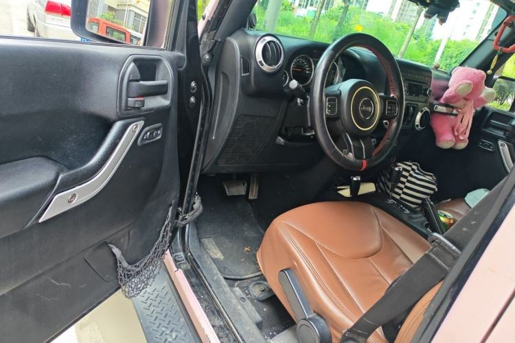 Used Jeep Wrangler 2014 3.0L Sahara Four-Door Edition Driver Seat
