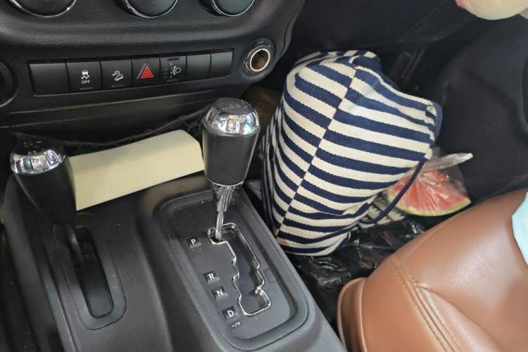 Used Jeep Wrangler 2014 3.0L Sahara Four-Door Edition Gear Lever