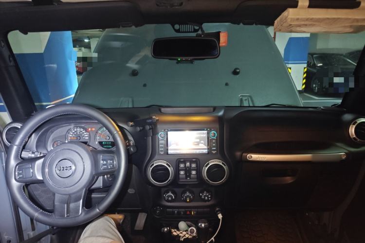 Used Jeep Wrangler 2014 2.8TD Sahara Four-Door Edition Center Console