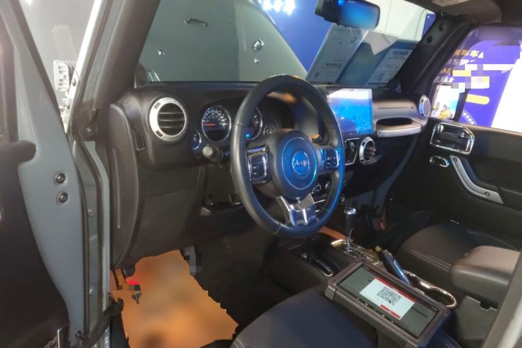Used Jeep Wrangler 2014 3.0L Sahara Four-Door Edition Center Console