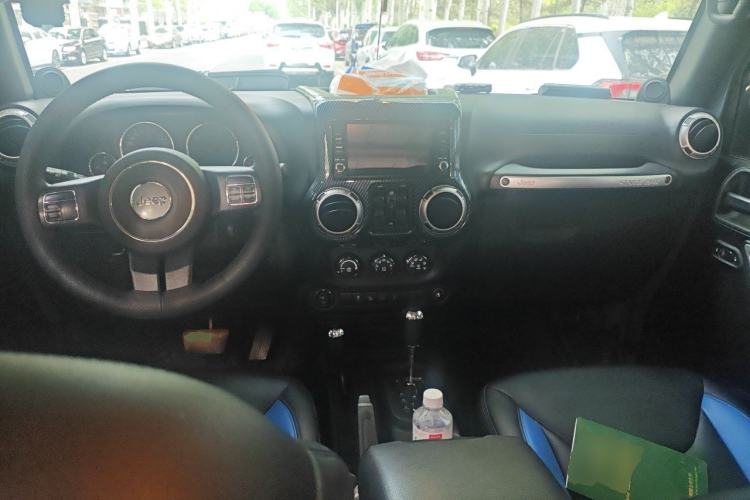 Used Jeep Wrangler 2014 2.8TD Sahara Four-Door Edition Center Console