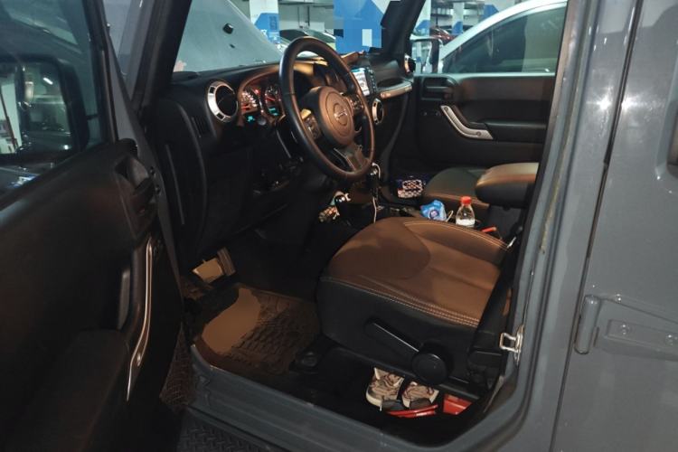 Used Jeep Wrangler 2014 2.8TD Sahara Four-Door Edition Driver Seat