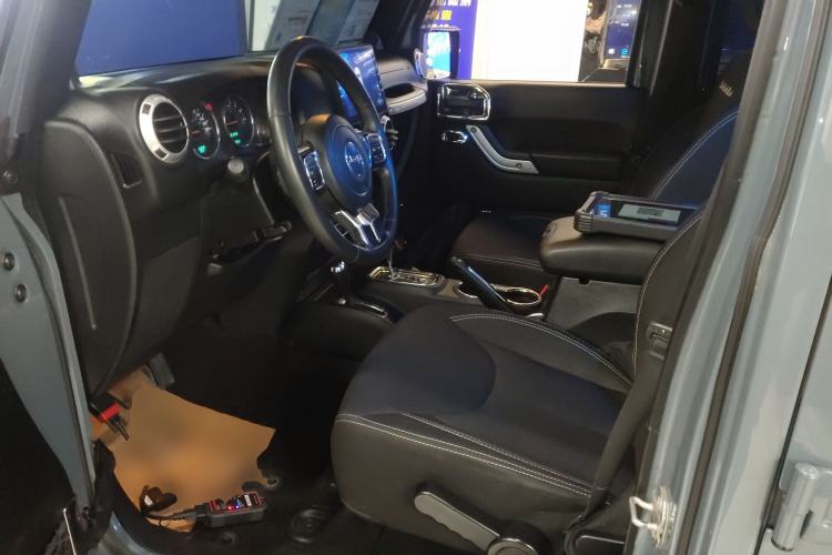 Used Jeep Wrangler 2014 3.0L Sahara Four-Door Edition Driver Seat