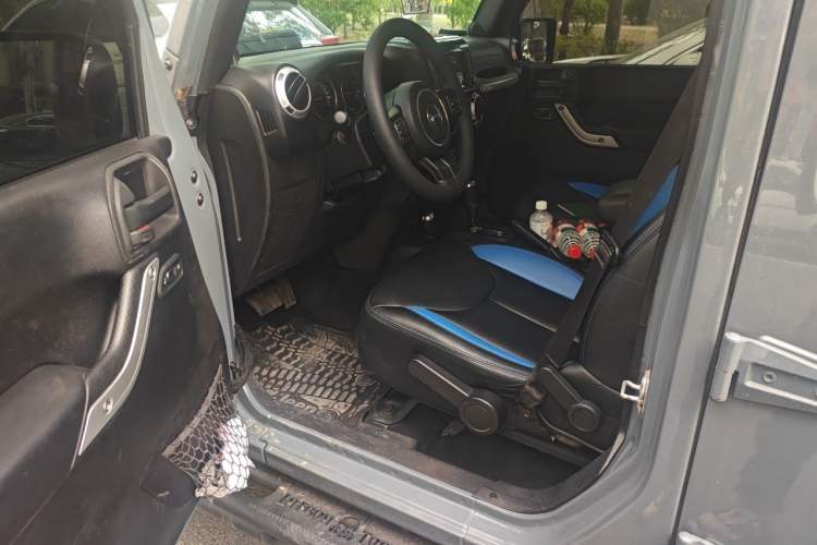 Used Jeep Wrangler 2014 2.8TD Sahara Four-Door Edition Driver Seat