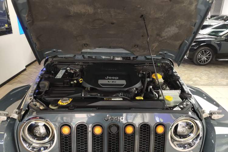 Used Jeep Wrangler 2014 3.0L Sahara Four-Door Edition Engine Bay
