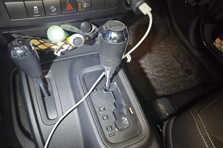 Used Jeep Wrangler 2014 2.8TD Sahara Four-Door Edition Gear Lever