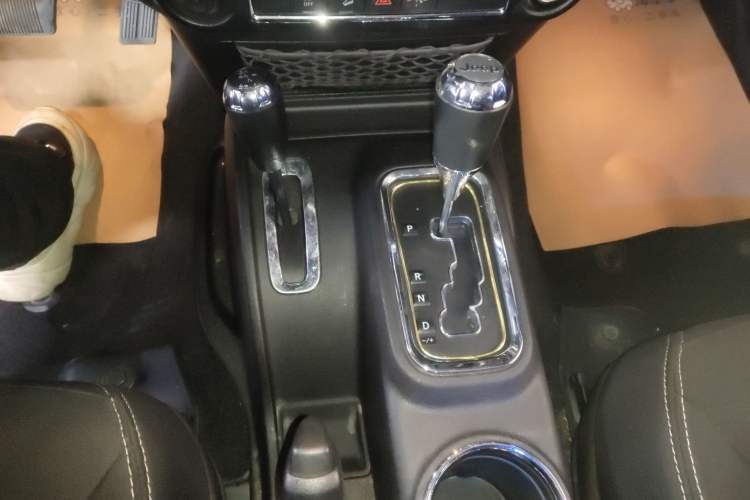 Used Jeep Wrangler 2014 3.0L Sahara Four-Door Edition Gear Lever