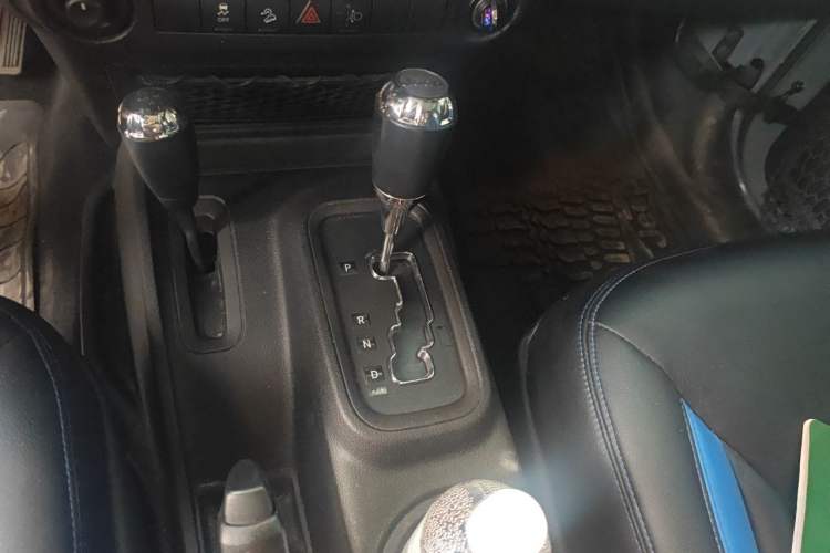Used Jeep Wrangler 2014 2.8TD Sahara Four-Door Edition Gear Lever