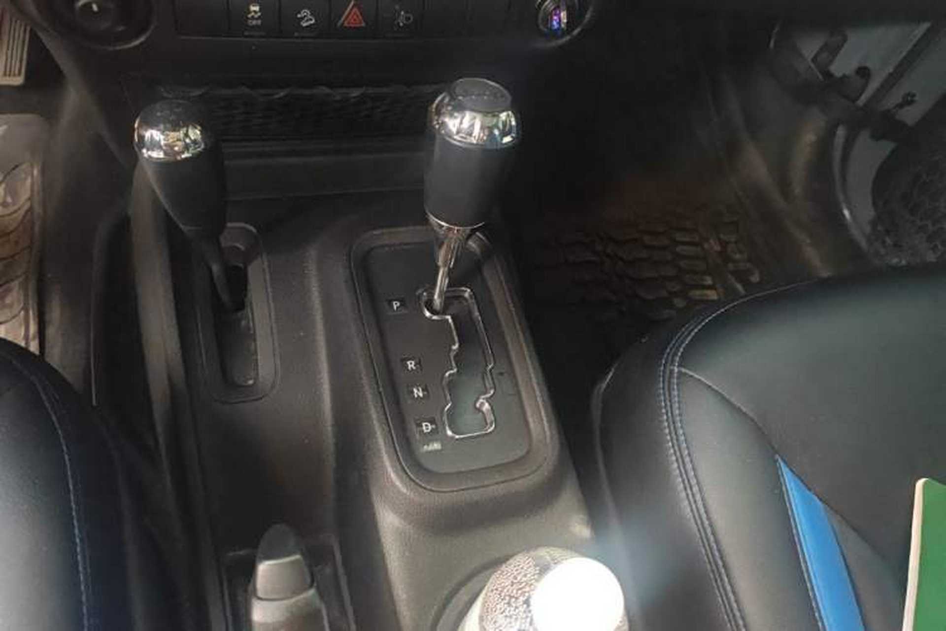 Used Jeep Wrangler 2014 2.8TD Sahara Four-Door Edition Gear Lever