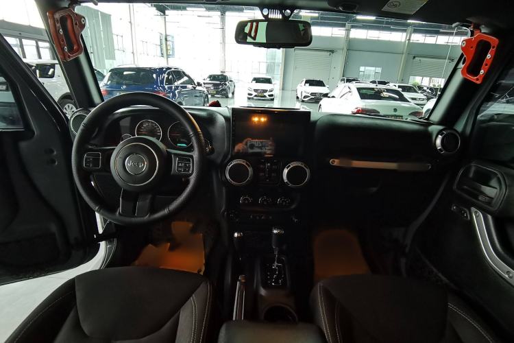 Used Jeep Wrangler 2014 2.8TD Sahara Four-Door Edition Interior 1