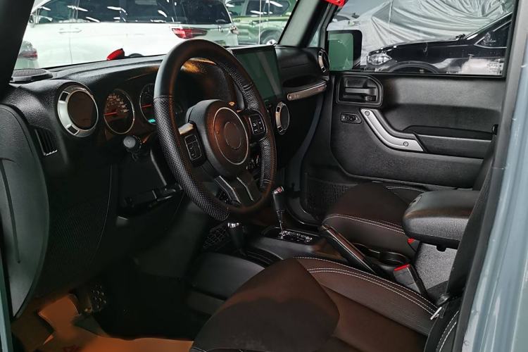 Used Jeep Wrangler 2014 2.8TD Sahara Four-Door Edition Interior 2