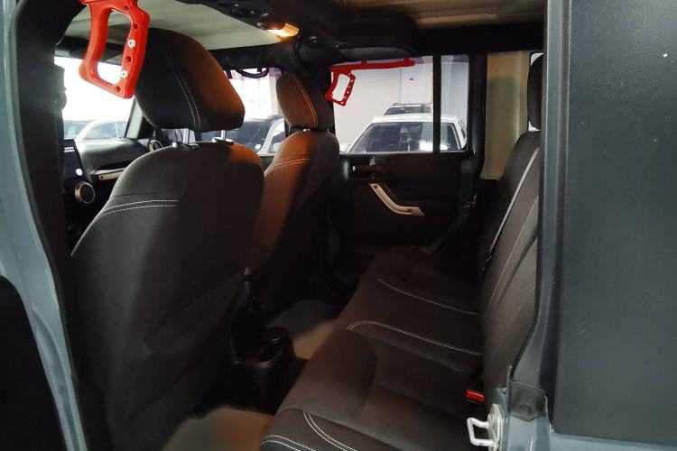 Used Jeep Wrangler 2014 2.8TD Sahara Four-Door Edition Interior 3