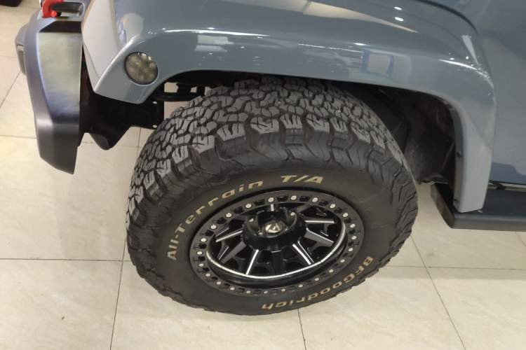 Used Jeep Wrangler 2014 3.0L Sahara Four-Door Edition Left Front Wheel Hub