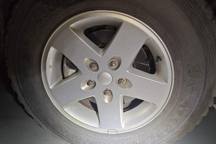 Used Jeep Wrangler 2014 2.8TD Sahara Four-Door Edition Right Front Wheel Hub