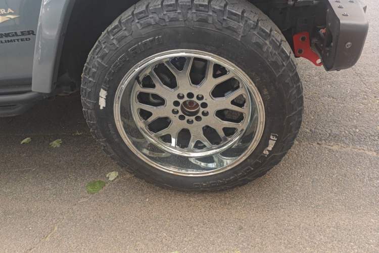 Used Jeep Wrangler 2014 2.8TD Sahara Four-Door Edition Right Front Wheel Hub