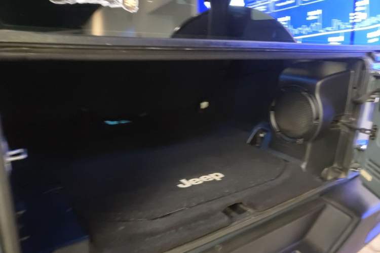 Used Jeep Wrangler 2014 3.0L Sahara Four-Door Edition Trunk