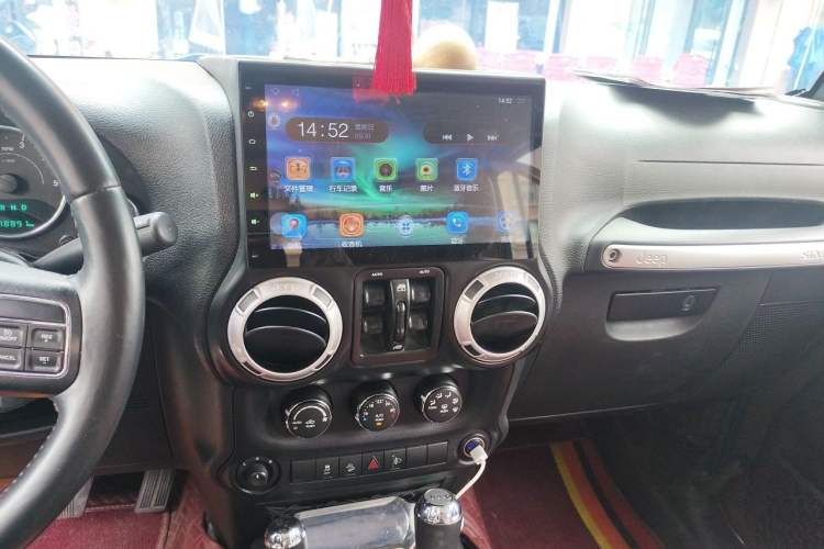 Used Jeep Wrangler 2014 2.8TD Sahara Four-Door Edition Audio And AC Panel
