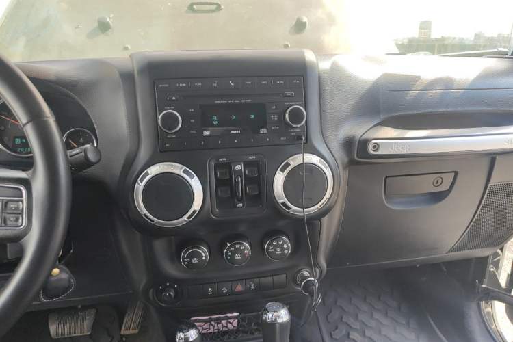 Used Jeep Wrangler 2014 2.8TD Sahara Four-Door Edition Audio And AC Panel