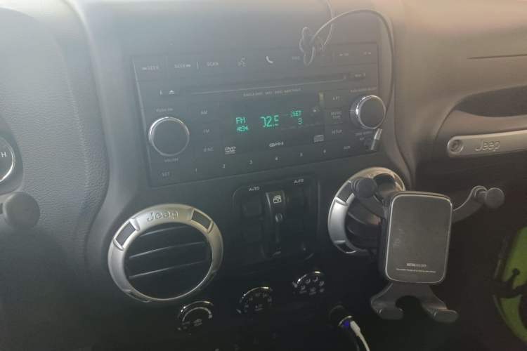 Used Jeep Wrangler 2014 3.0L Sahara Four-Door Edition Audio And AC Panel