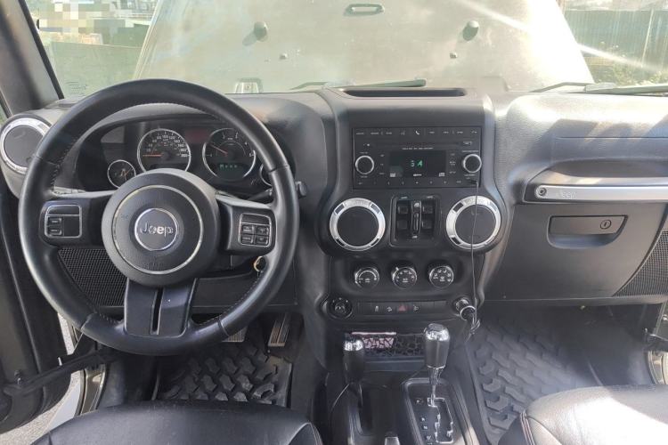 Used Jeep Wrangler 2014 2.8TD Sahara Four-Door Edition Center Console