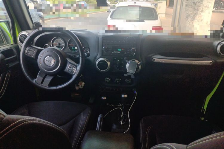 Used Jeep Wrangler 2014 3.0L Sahara Four-Door Edition Center Console