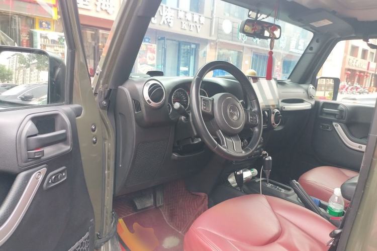 Used Jeep Wrangler 2014 2.8TD Sahara Four-Door Edition Driver Seat