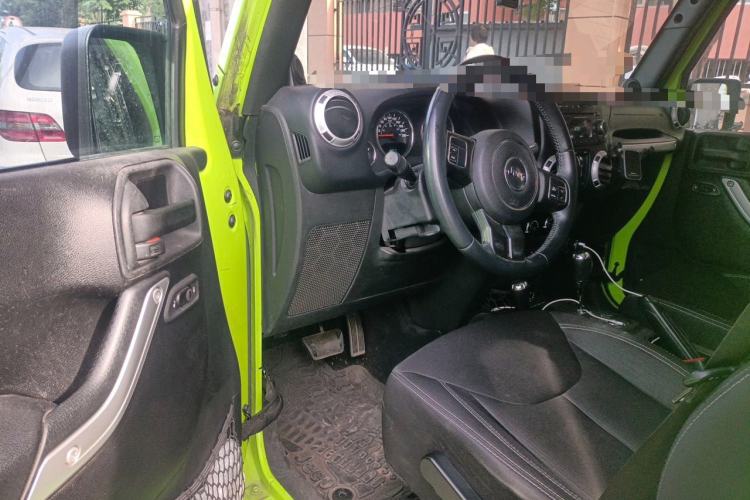 Used Jeep Wrangler 2014 3.0L Sahara Four-Door Edition Driver Seat