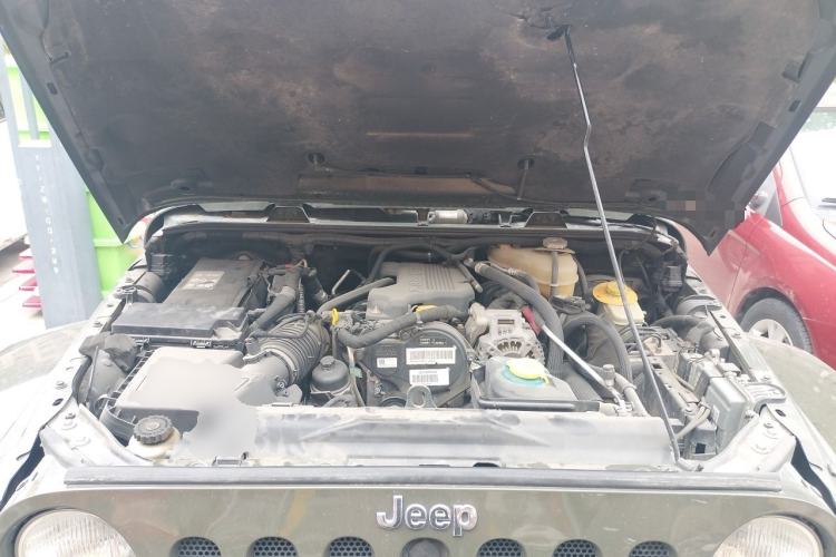 Used Jeep Wrangler 2014 2.8TD Sahara Four-Door Edition Engine Bay